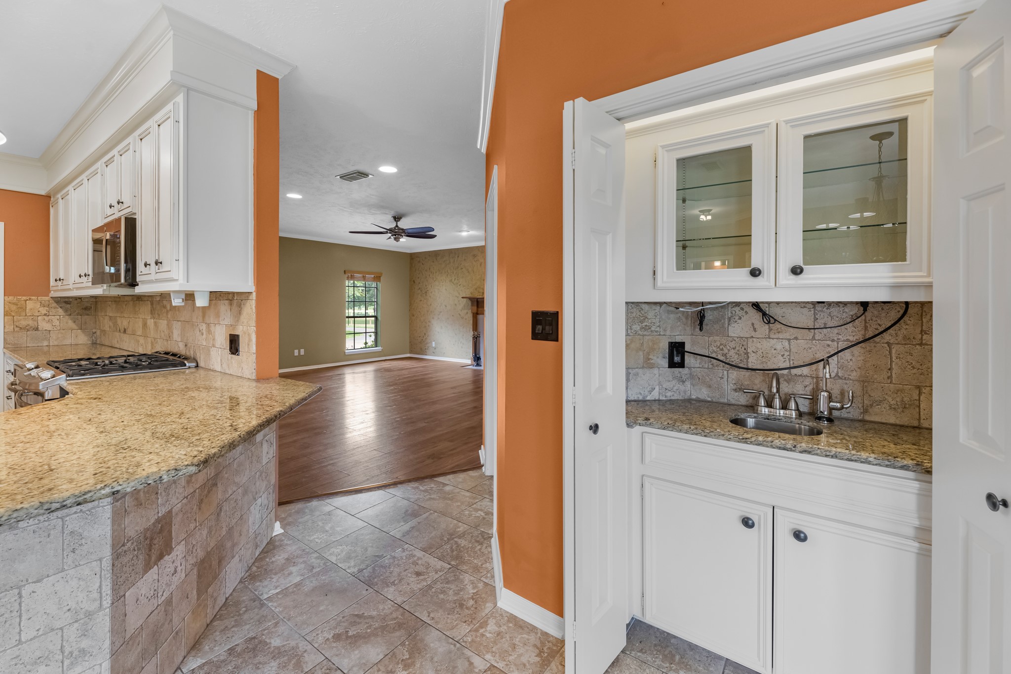 17126 County Road 39 Rosharon, TX 77583 - Photo 7 of 47 Wet bar/Coffee bar/Butler's pantry. Sink works doors close. Breakfast bar seats 6 and is wrapped in tile.