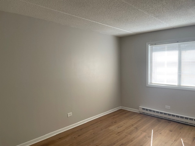 950 North Rohlwing Road, Unit 101A Addison, IL 60101 - Photo 6 of 7 an empty room with a window