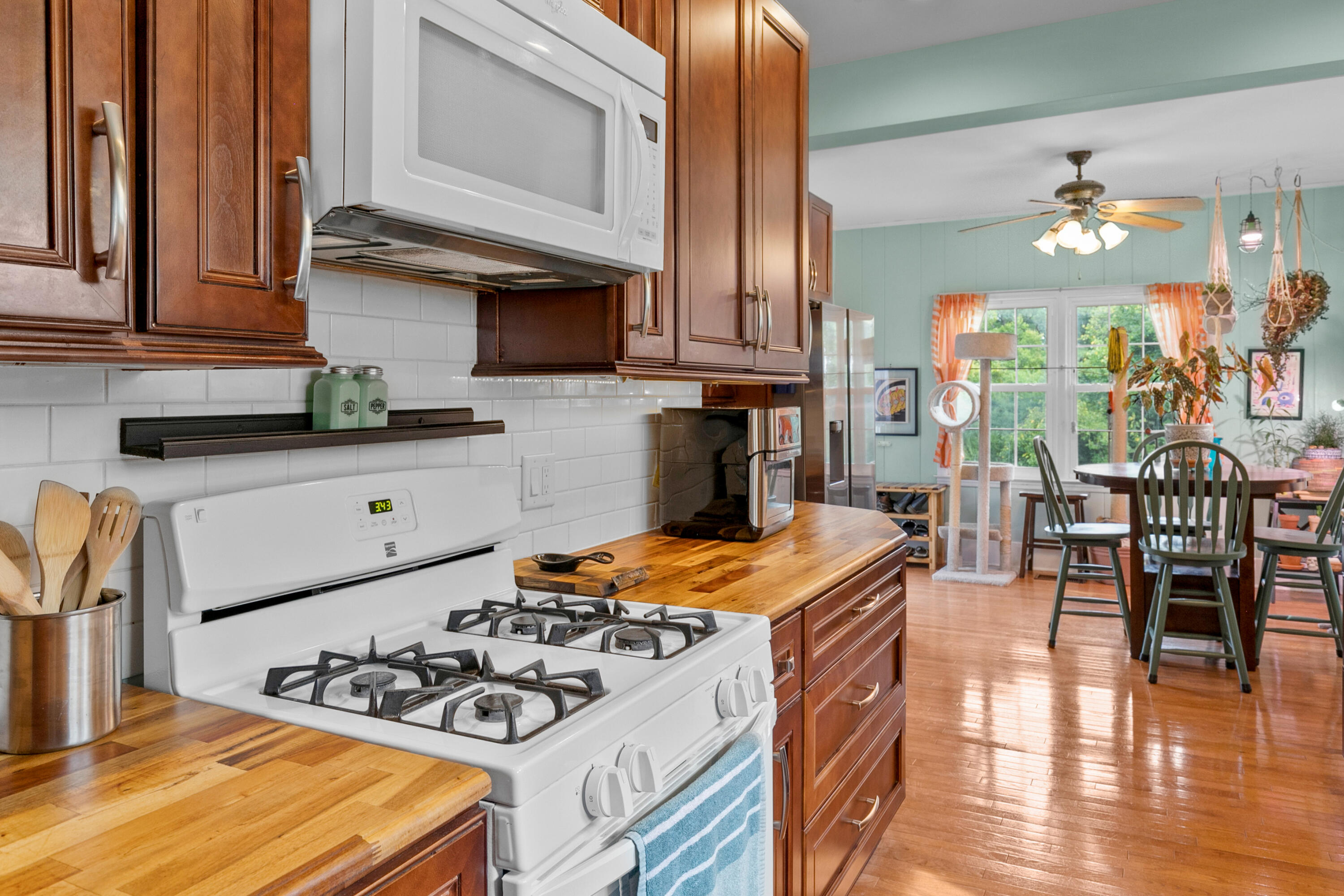 1818 John Ross Road Chattanooga, TN 37412 - Photo 5 of 53 Gas Stove