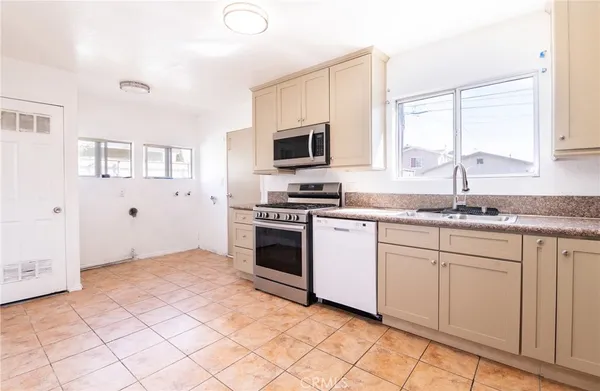 $799,000 | 124 West Caldwell Street, Compton, CA 90220