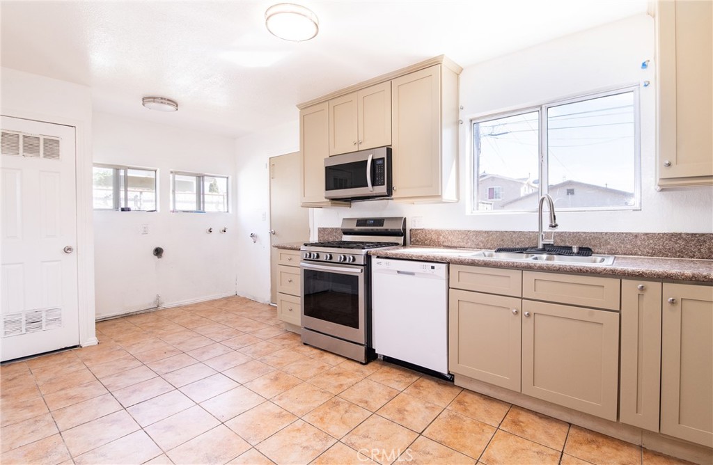 124 West Caldwell Street Compton, CA 90220 - Photo 7 of 27