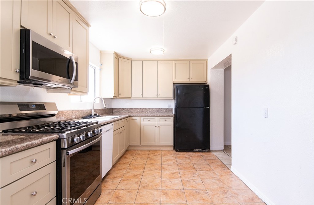 124 West Caldwell Street Compton, CA 90220 - Photo 9 of 27