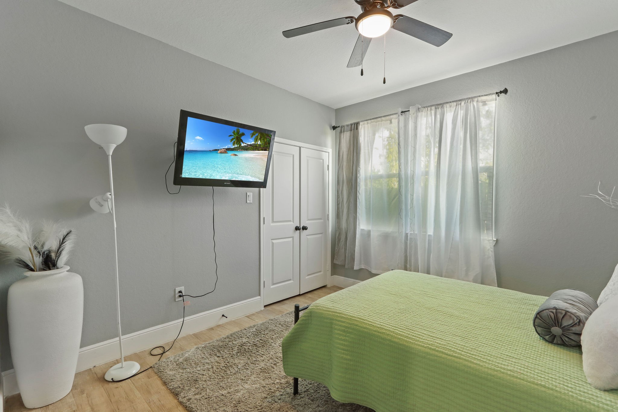 5607 Bacher Street, Unit B Houston, TX 77028 - Photo 7 of 22 a bedroom with a bed and a chandelier