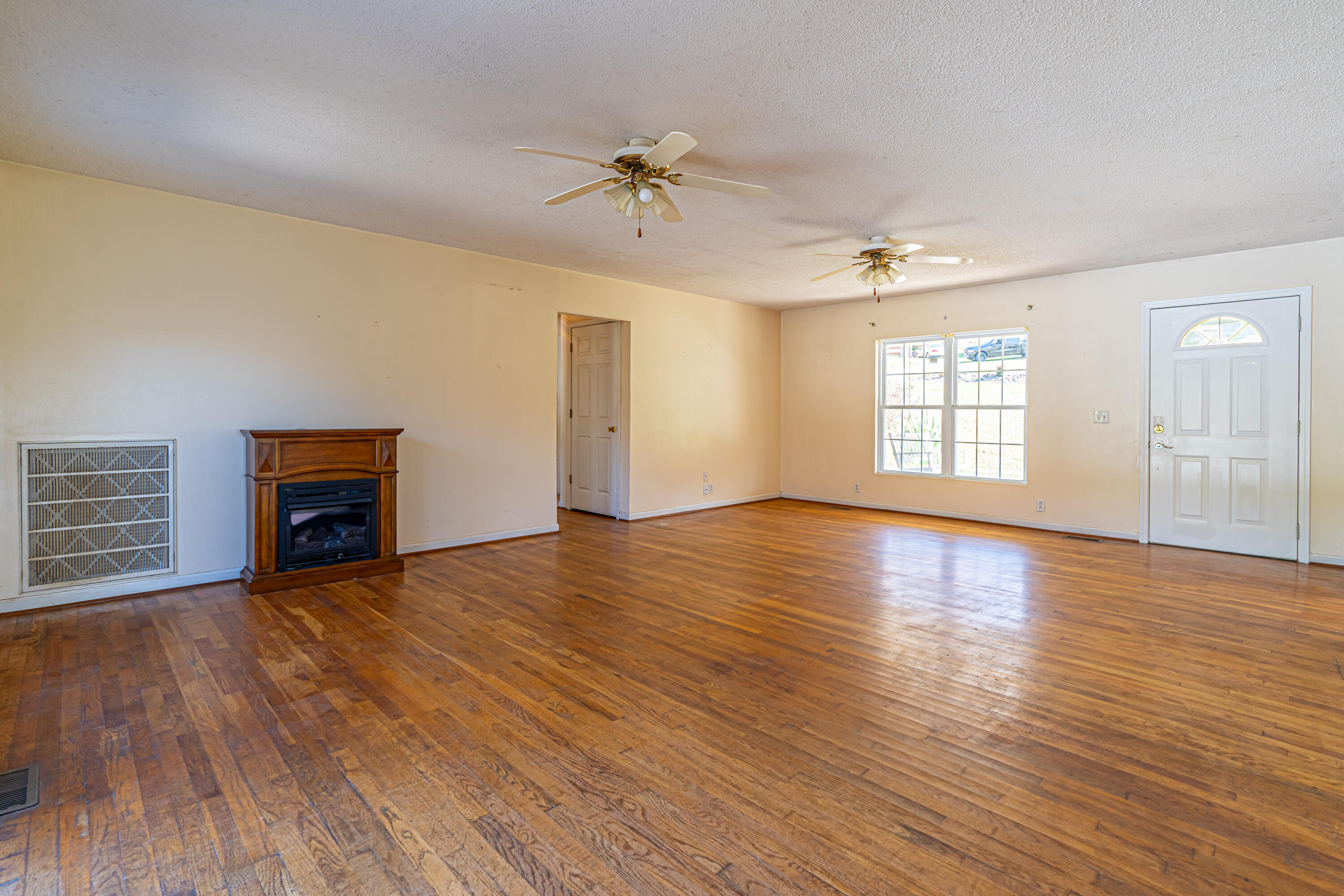 28259 Robindale Road Meadowview, VA 24361 - Photo 27 of 40 Living room with hall entrance