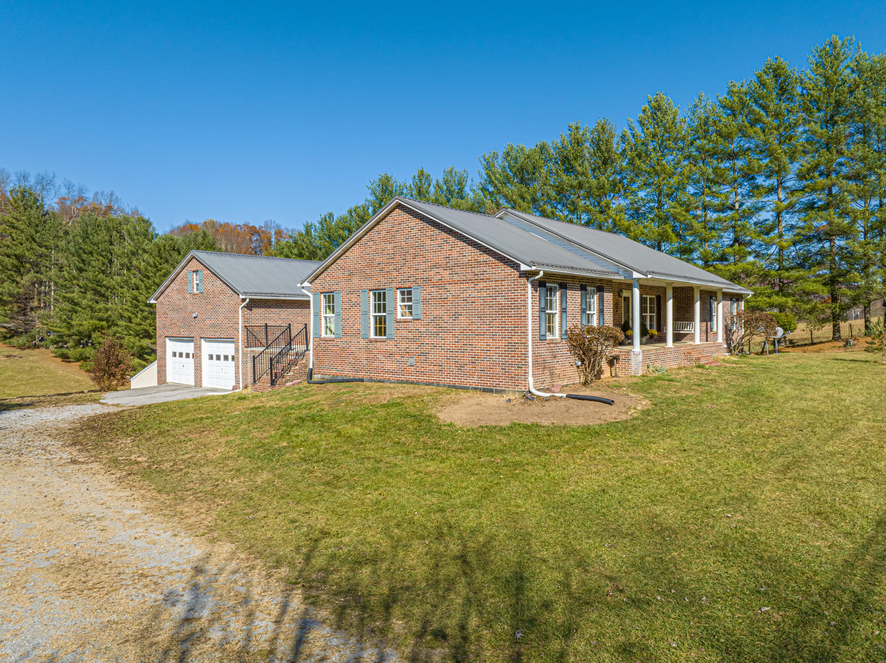 28259 Robindale Road Meadowview, VA 24361 - Photo 5 of 40 Attractive side view of home with garage