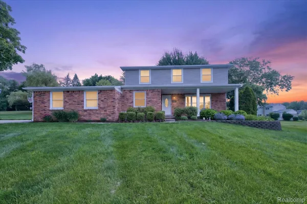 $499,900 | 31136 Carriage Hill Court, Farmington, MI 48331