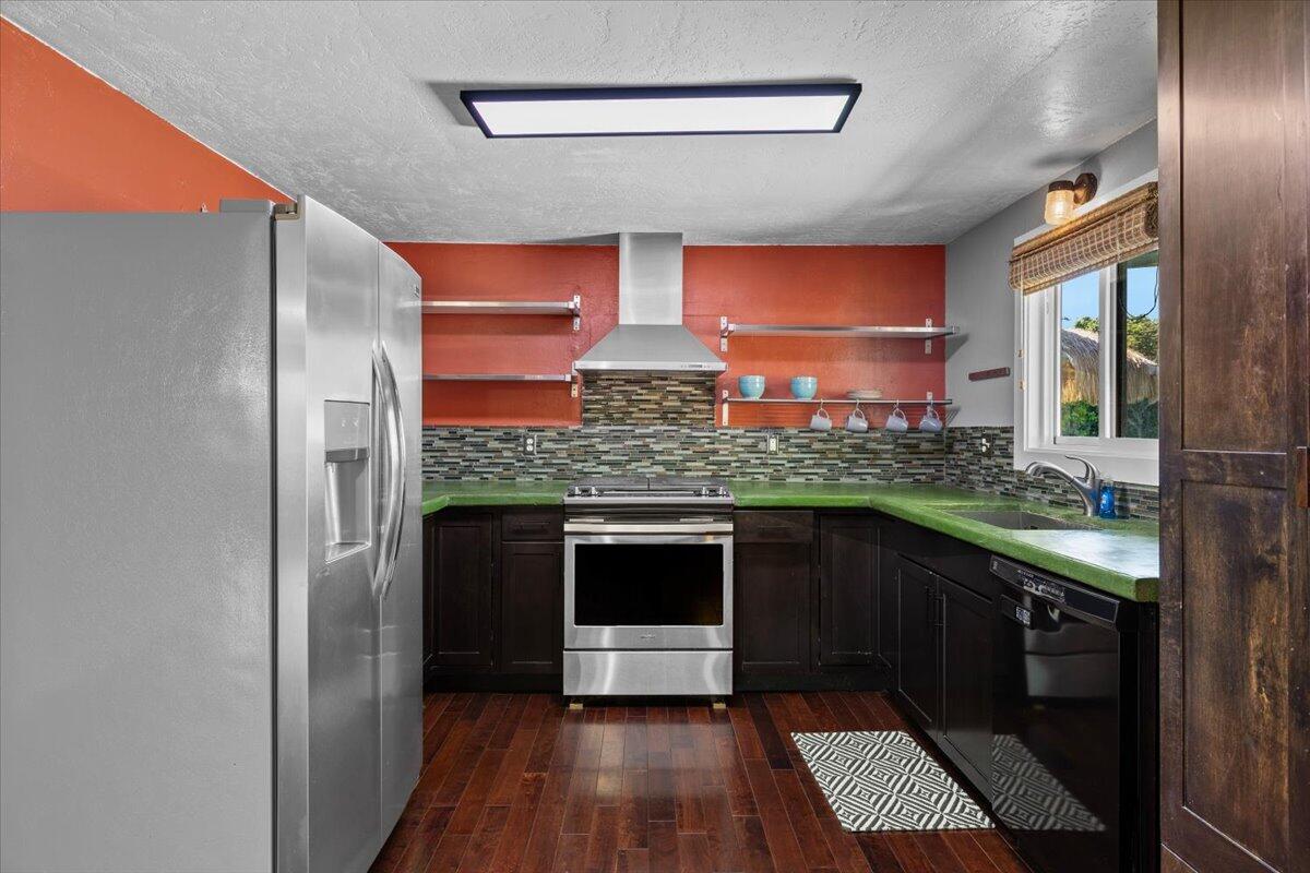 113 Houston Road Phoenix, OR 97535 - Photo 14 of 29 a kitchen with stainless steel appliances granite countertop a stove and a refrigerator