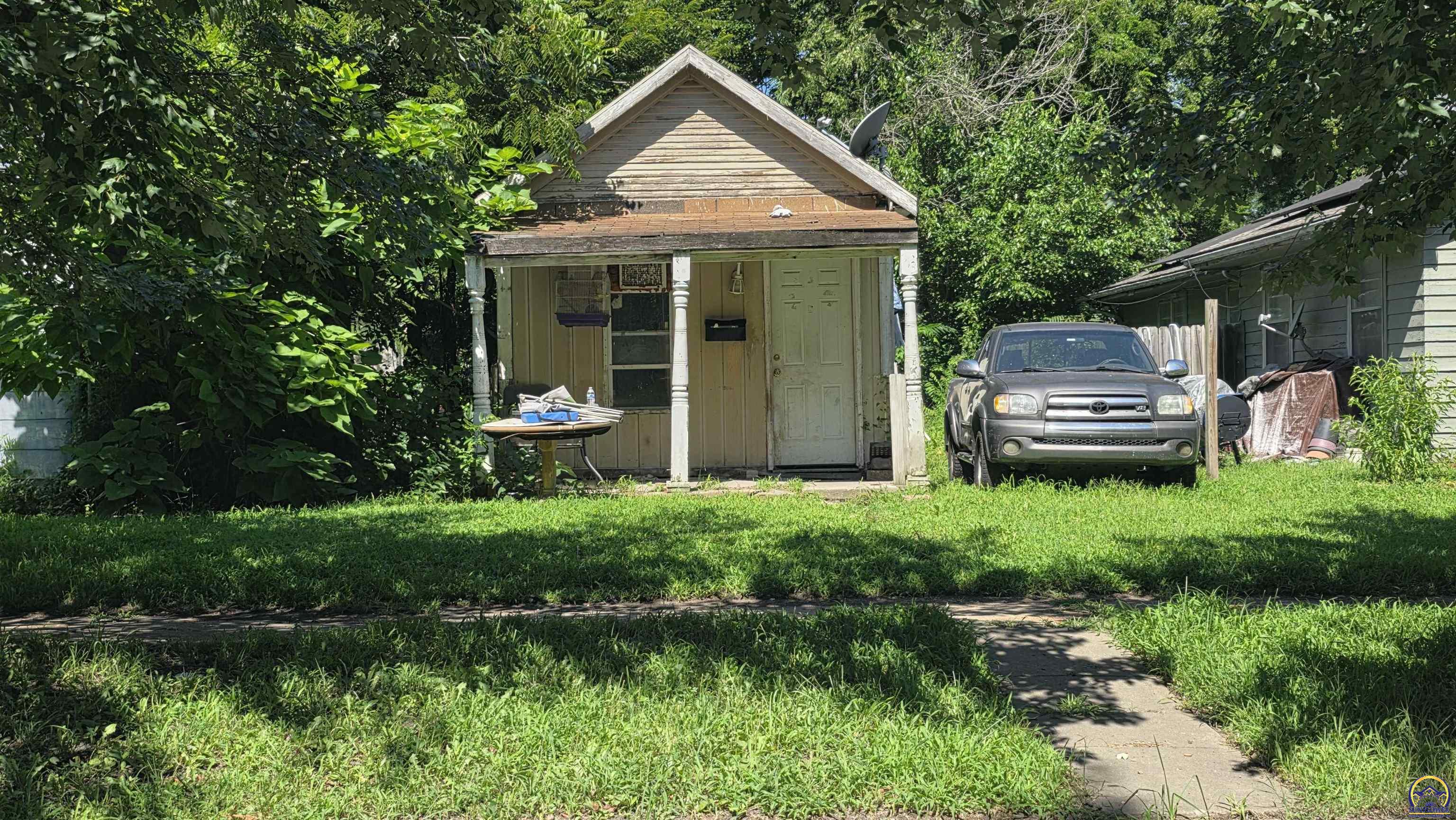 1113 Southeast Locust Street Topeka, KS 66607 - Photo 1 of 2