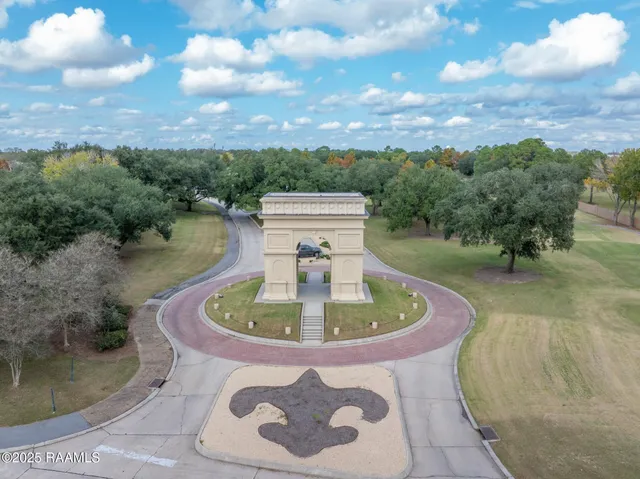 $425,000 | 406 Le Triomphe Parkway, Broussard, LA 70518