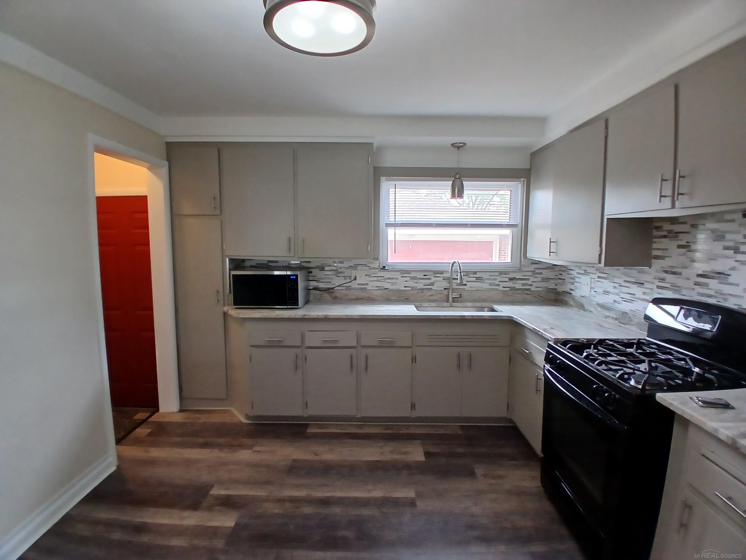 24675 Ridgecroft Avenue Eastpointe, MI 48021 - Photo 12 of 31