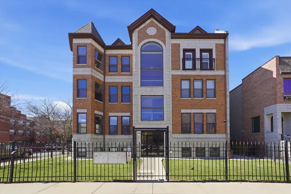$365,000 | 4956 South Champlain Avenue, Unit 1S, Chicago, IL 60615