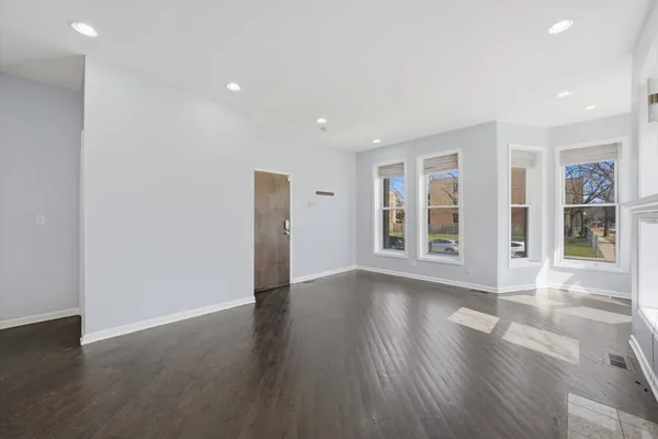 $365,000 | 4956 South Champlain Avenue, Unit 1S, Chicago, IL 60615