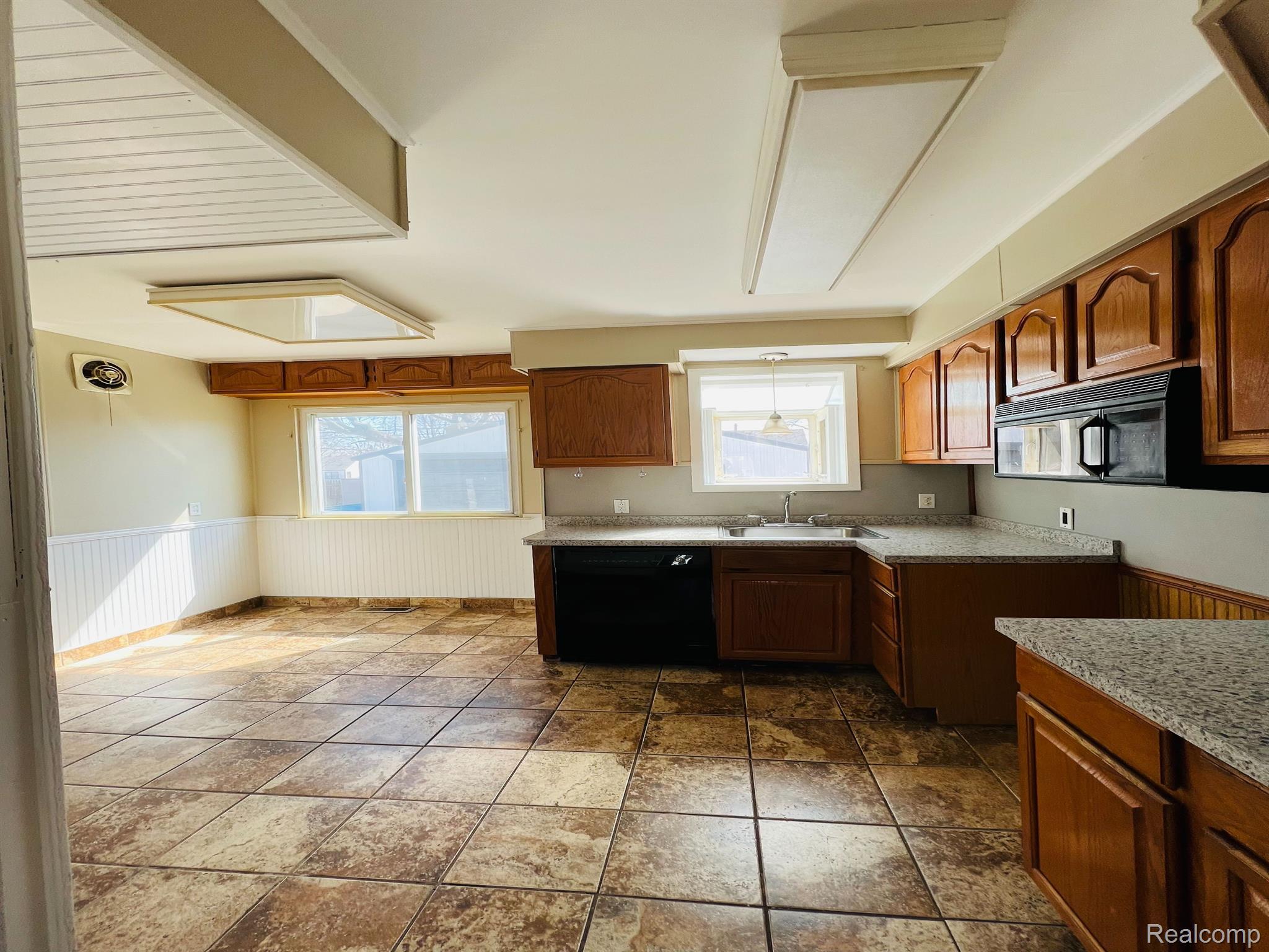 17440 Martin Road Roseville, MI 48066 - Photo 11 of 33 Gallery Image 11