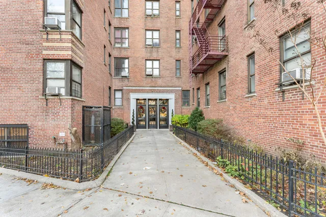 $195,000 | 306 East Mosholu Parkway South, Unit 6K | Bedford Park