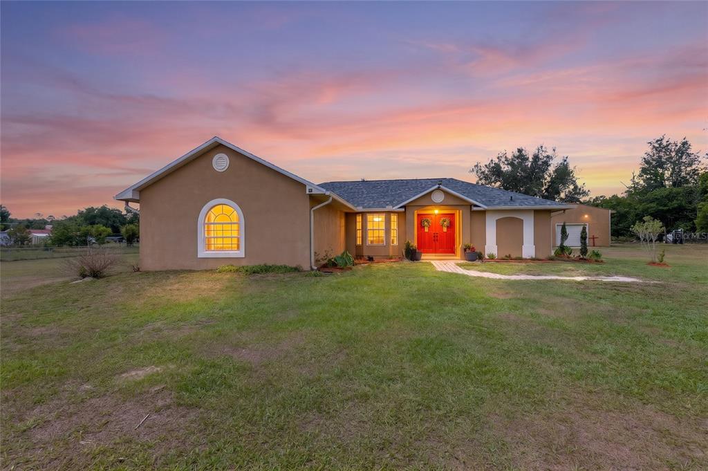 a view of a house with backyard