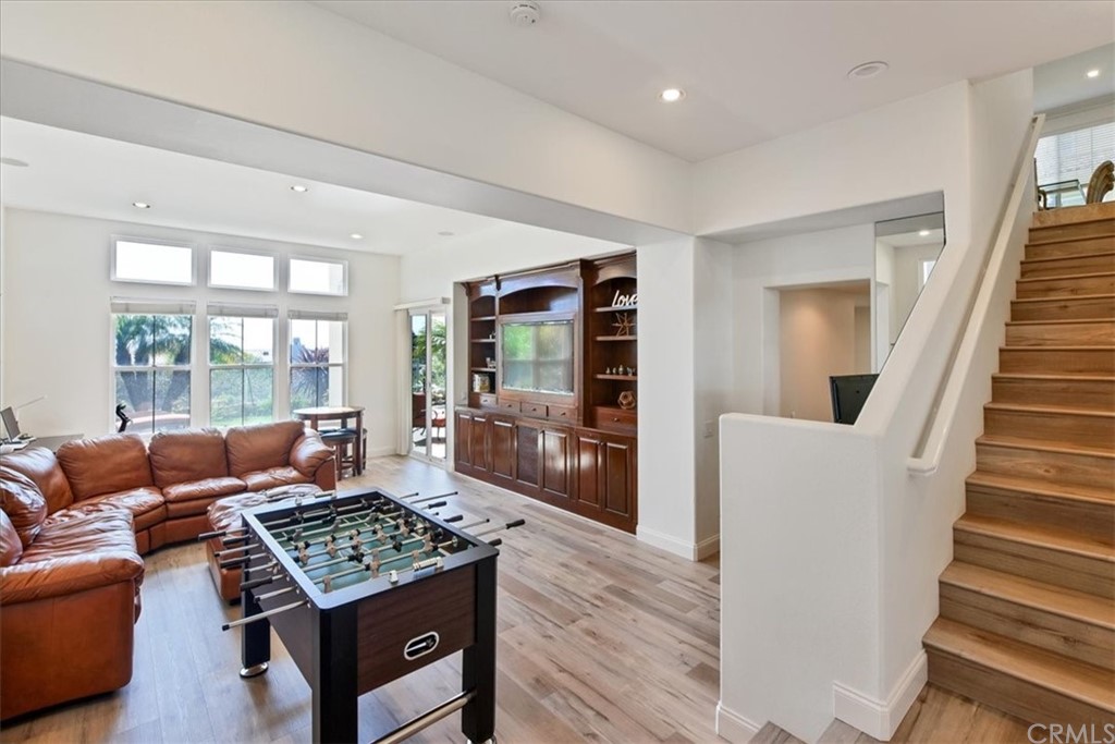 18 Sable Sands Newport Coast, CA 92657 - Photo 22 of 37 a living room with furniture and a book shelf