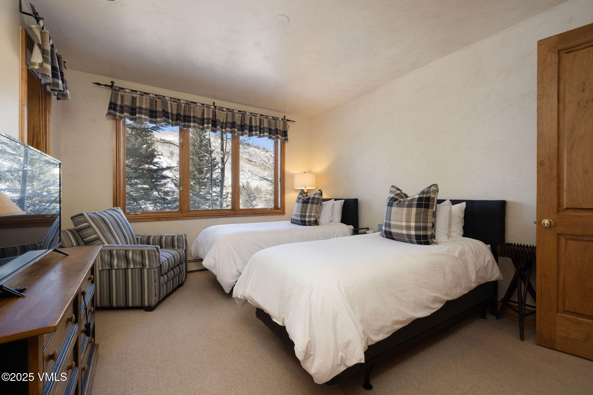 335 Aspen Lane, Unit 15 Beaver Creek, CO 81620 - Photo 29 of 32 2503_335_aspen_ln_15_interior_bed03