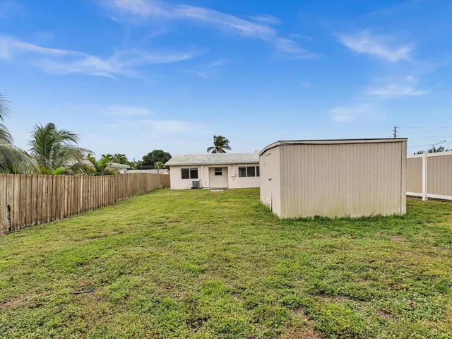a view of a back yard