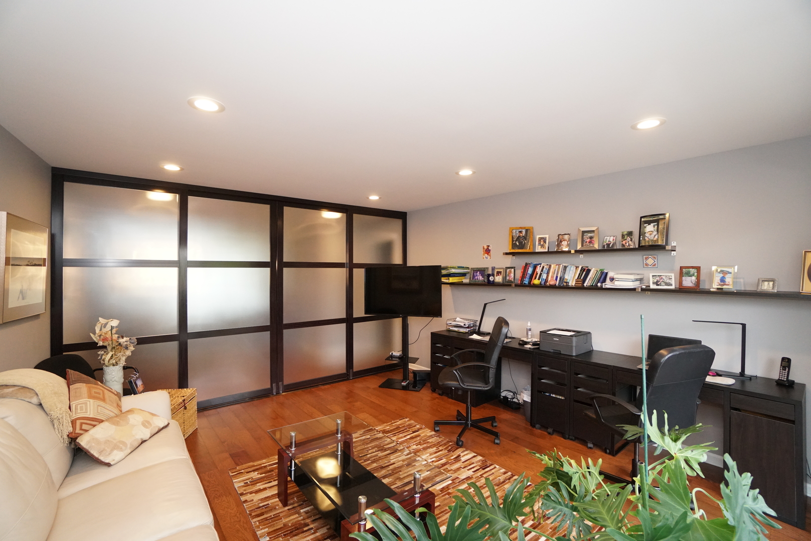 400 East Dundee Road, Unit 307 Buffalo Grove, IL 60089 - Photo 18 of 33 a bedroom with furniture and a bed