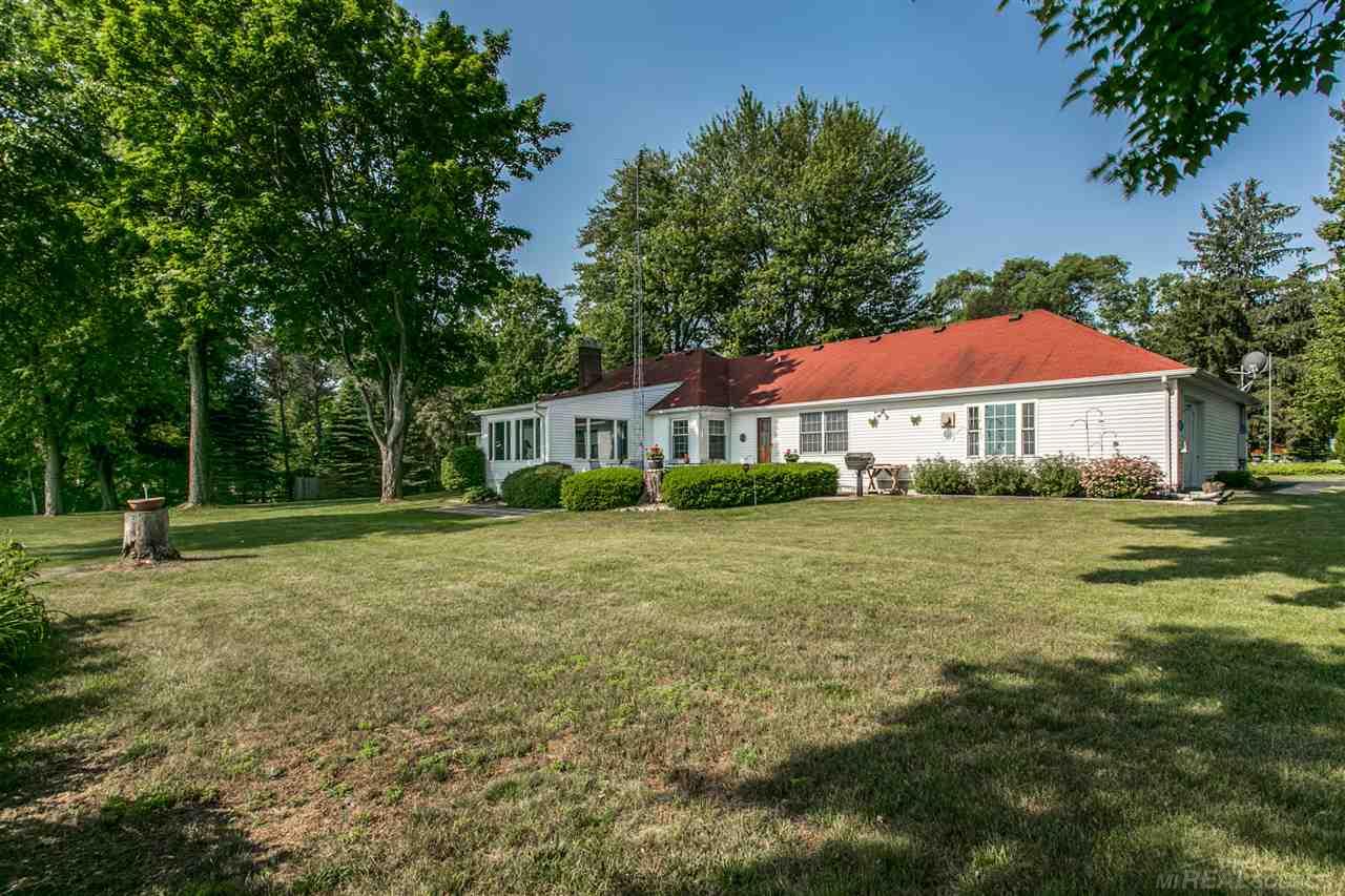 2725 Lakeshore Road Applegate, MI 48401 - Photo 5 of 43