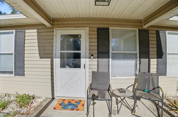 a view of entryway with patio