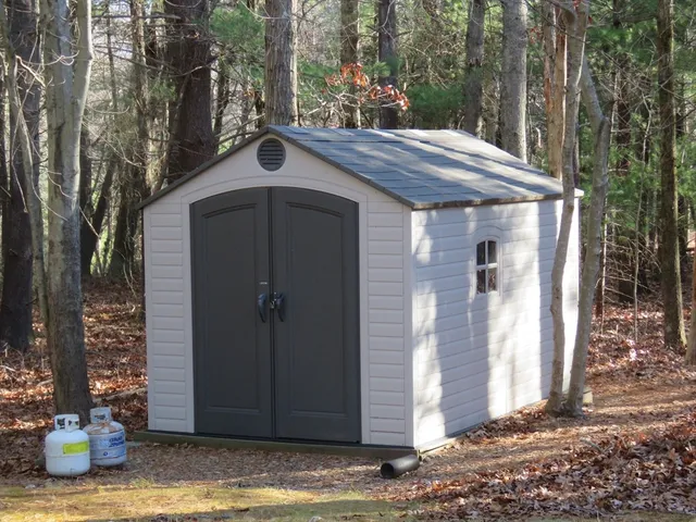 a view of backyard with a barn
