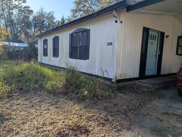 a view of a back yard of the house