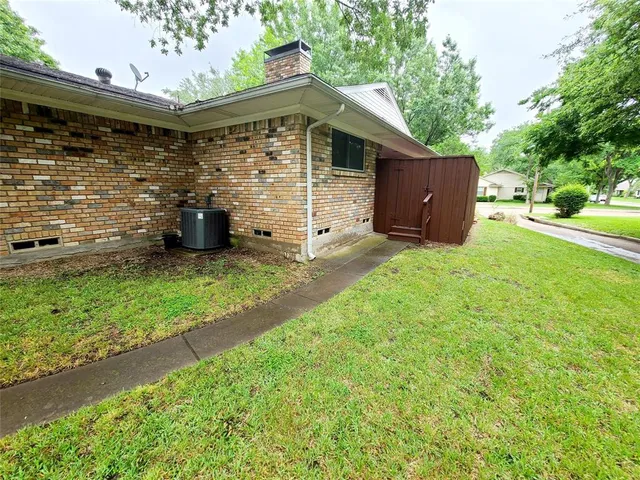 a view of a back yard of the house