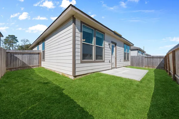 a view of a house with backyard and porch