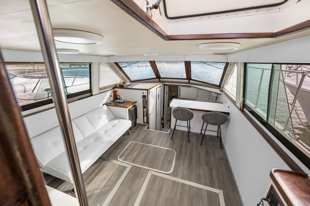 550 Pleasant Street, Unit 11D Winthrop, MA 02152 - Photo 6 of 30 a view of an entryway