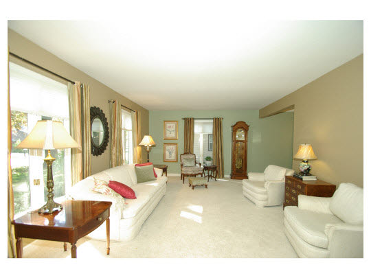 5004 Braewild Road Rockford, IL 61107 - Photo 6 of 11 a living room with furniture and a large window