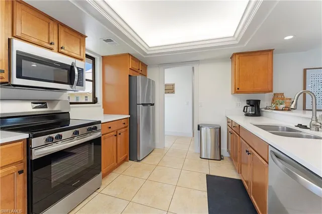 a view of entryway with livingroom