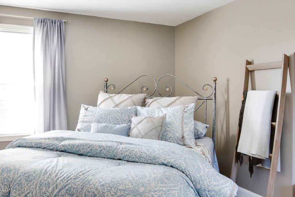 3602 Winchester Road Louisville, KY 40207 - Photo 18 of 31 Bedroom #3 is huge!