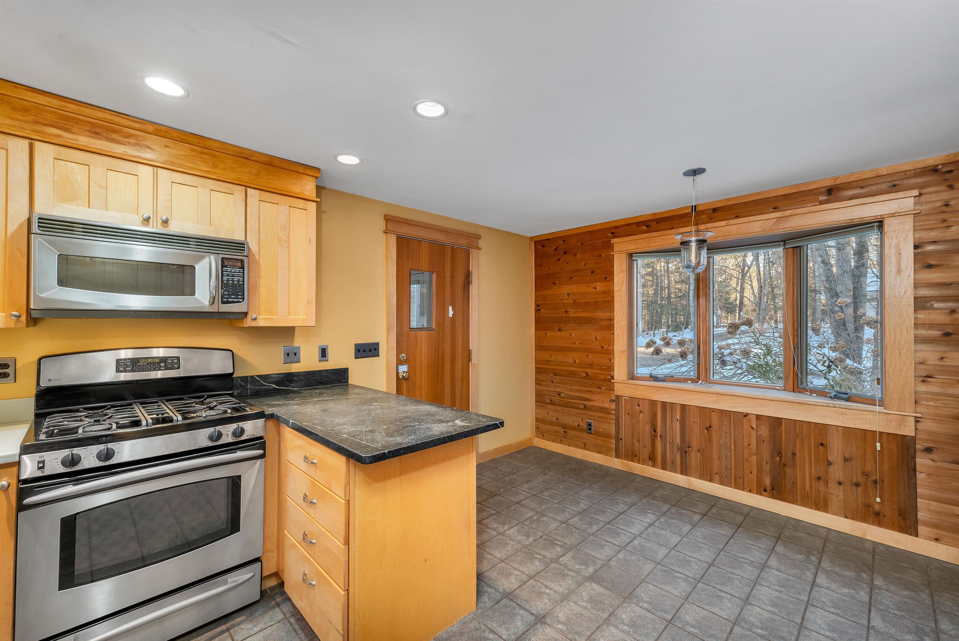 81 Beaver Road Strafford, NH 03884 - Photo 7 of 38