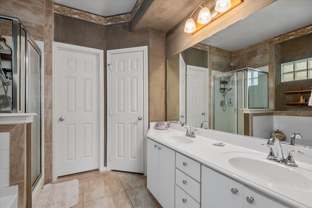 2919 Crescent Star Road Spring, TX 77388 - Photo 19 of 39 Double sinks and a large walk-in closet for the primary bath