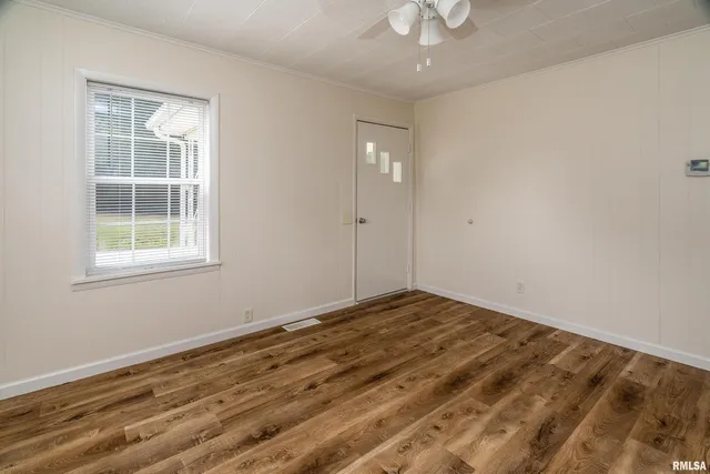a view of empty room with window