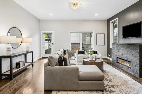 $875,000 | 926 North Honore Street, Unit 1, Chicago, IL 60622