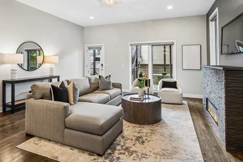 $875,000 | 926 North Honore Street, Unit 1, Chicago, IL 60622