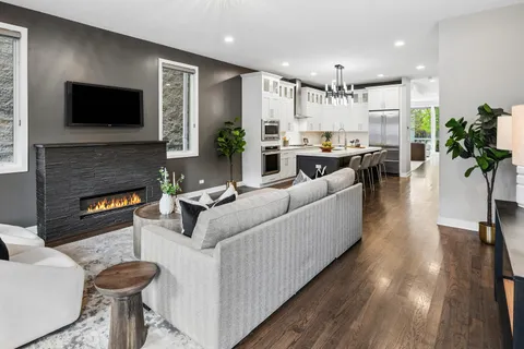 $875,000 | 926 North Honore Street, Unit 1, Chicago, IL 60622