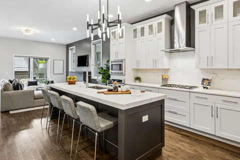 $875,000 | 926 North Honore Street, Unit 1, Chicago, IL 60622