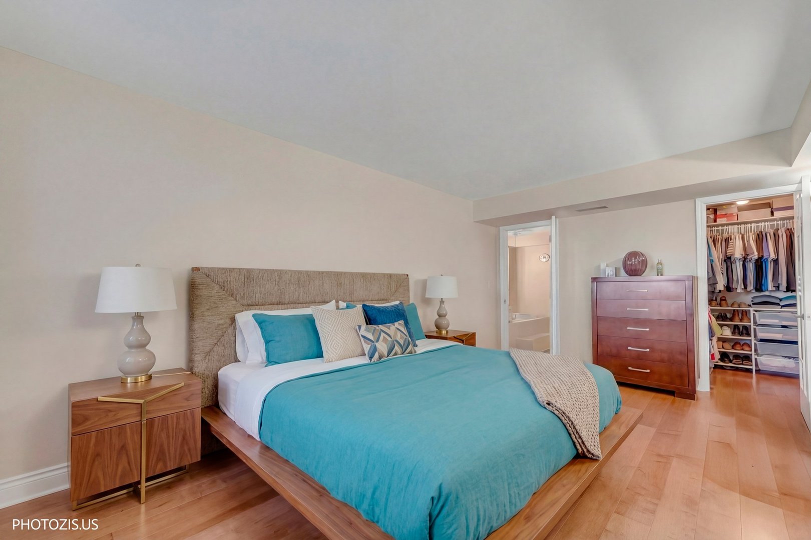 1621 Mission Hills Road, Unit 108 Northbrook, IL 60062 - Photo 11 of 22 a bedroom with a bed and furniture