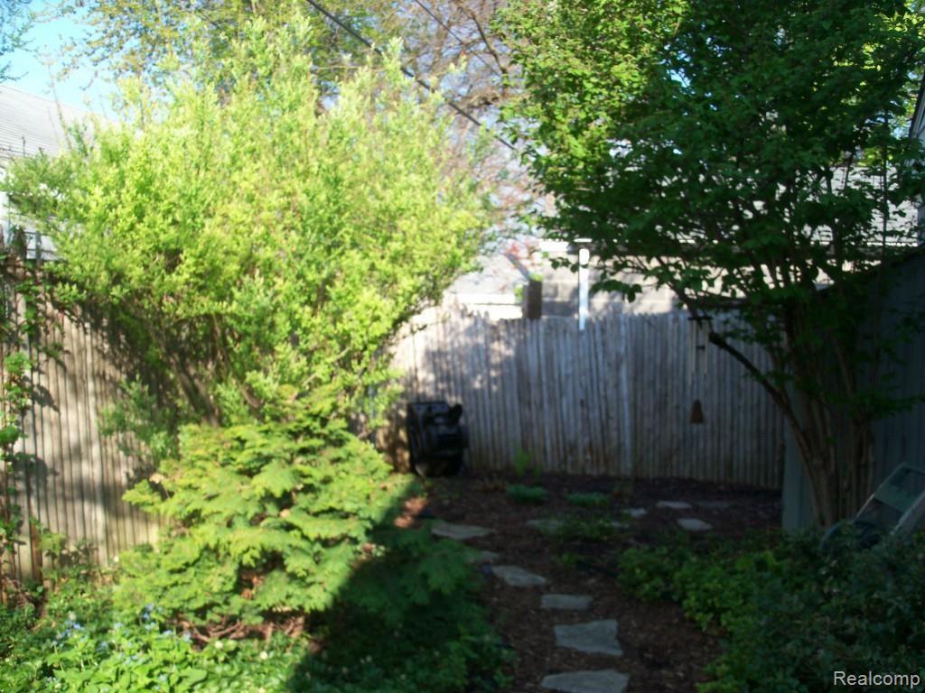 121 Mapleton Road Grosse Pointe, MI 48236 - Photo 16 of 33 100_3252.jpg