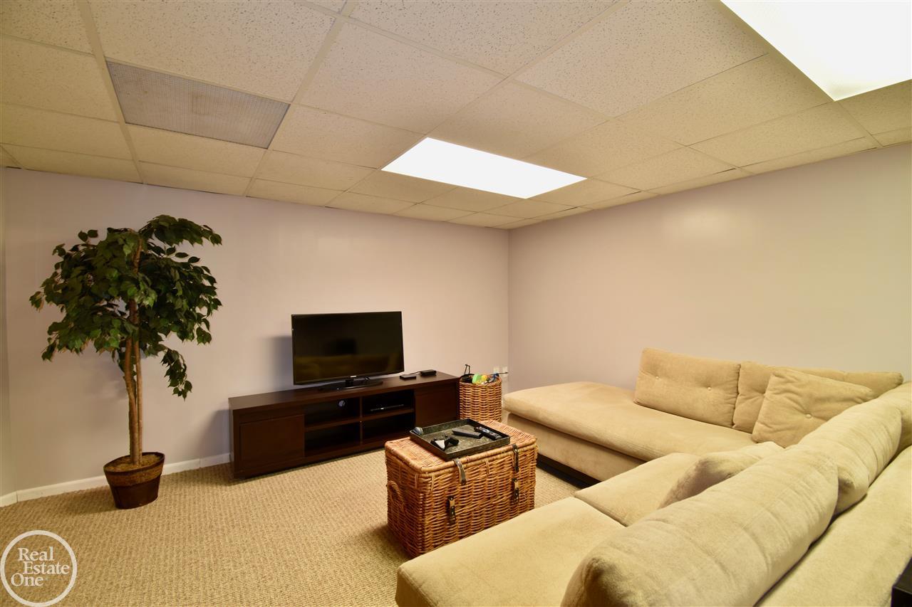 1280 North Oxford Road Grosse Pointe, MI 48236 - Photo 21 of 27 50008286-20.JPG
