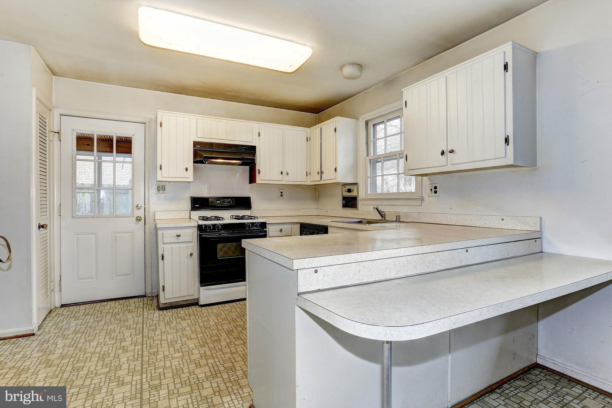 1324 Canyon Road Silver Spring, MD 20904 - Photo 3 of 18 Breakfast Bar in Kitchen