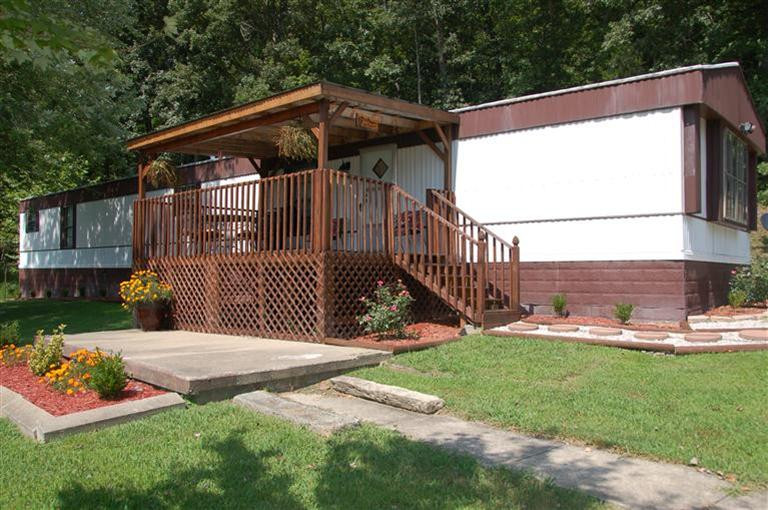 3675 McKee Road Irvine, KY 40336 - Photo 2 of 35 Over an acre of perfectly maintained hea