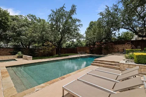 a view of a bathtub and bench in the backyard