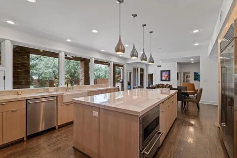 a large kitchen with kitchen island a large island in it