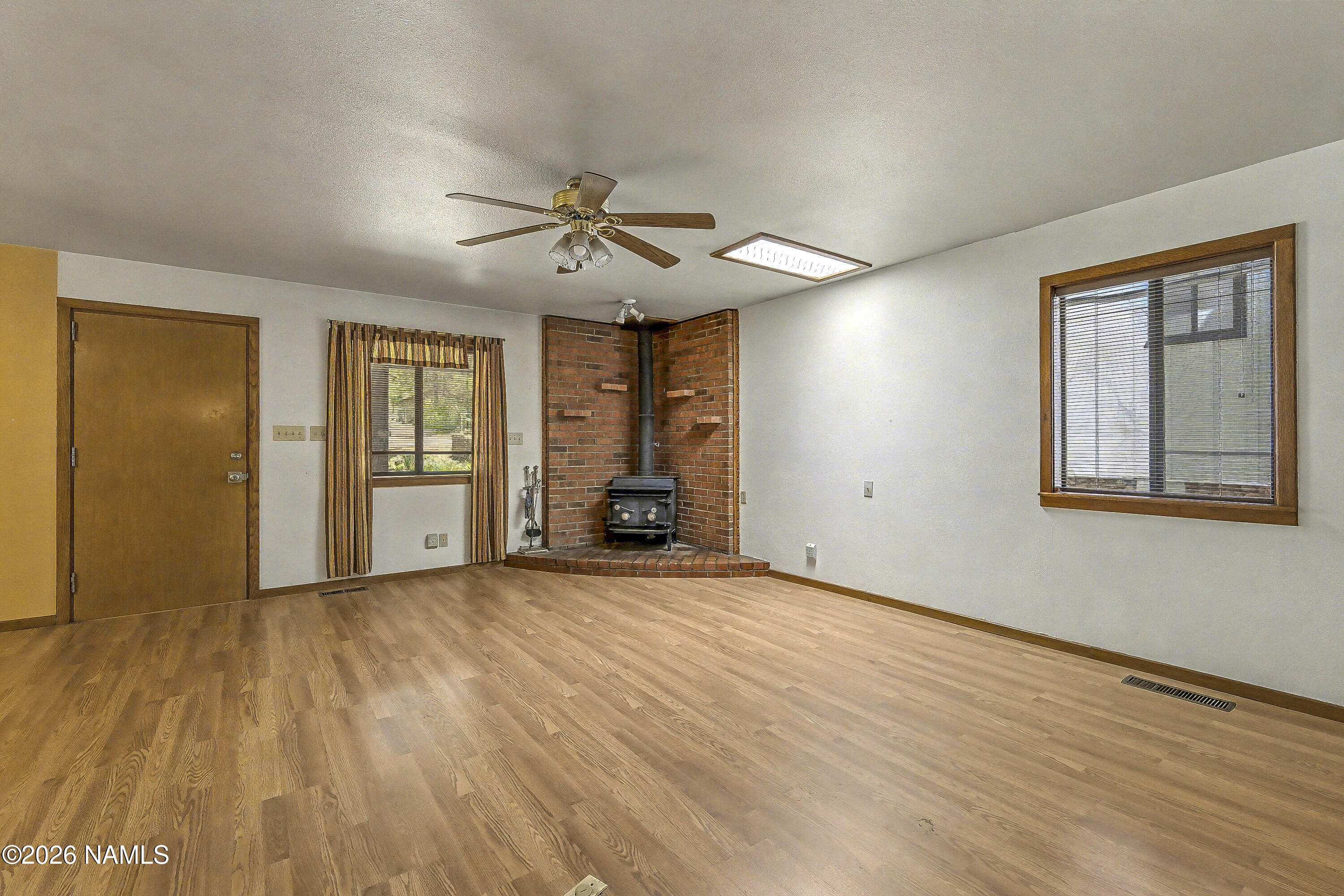 618 Comanche Street Flagstaff, AZ 86005 - Photo 7 of 34 Living Room