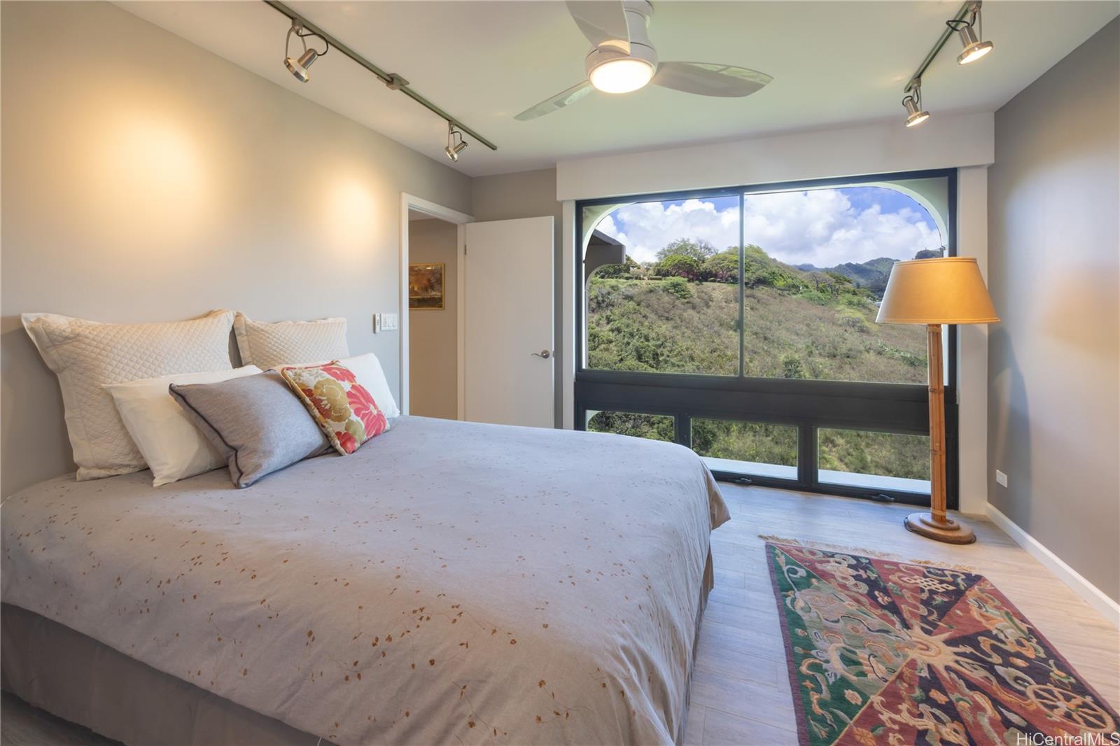 1022 Prospect Street, Unit 903E Honolulu, HI 96813 - Photo 17 of 25 a bed sitting in a bedroom next to a window