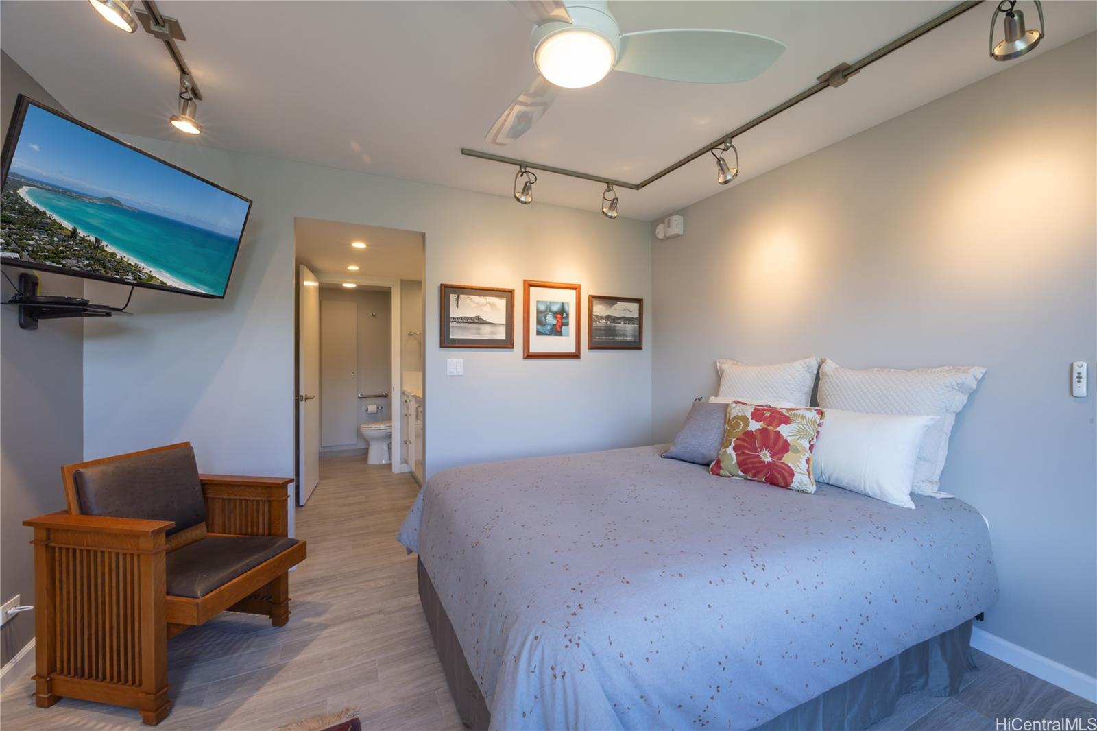 1022 Prospect Street, Unit 903E Honolulu, HI 96813 - Photo 18 of 25 a bedroom with bed and window